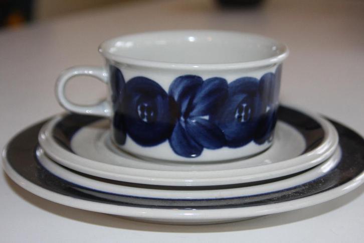 ARABIA ""BLUE ANEMON "" Theekop+ ontbijtbord. 45 euro., Huis en Inrichting, Keuken | Servies, Zo goed als nieuw, Kop(pen) en/of Schotel(s)