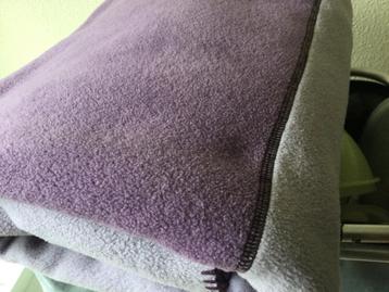 Leuke deken in twee kleuren paars. Voor de kille dagen. beschikbaar voor biedingen