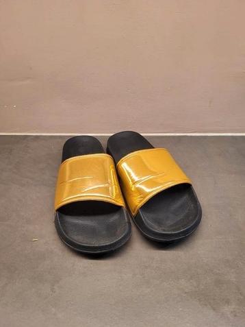 Dames slippers maat 39 beschikbaar voor biedingen