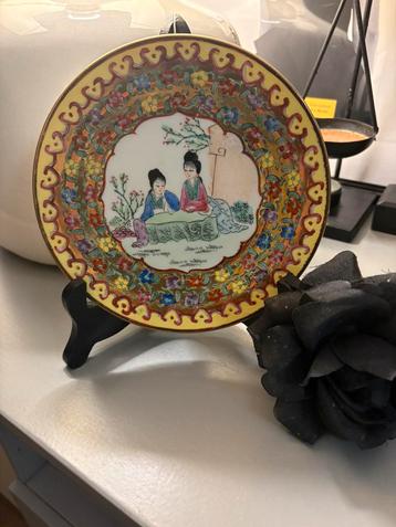 Klein Chinees bordje met de hand bewerkt, uit Macao. beschikbaar voor biedingen