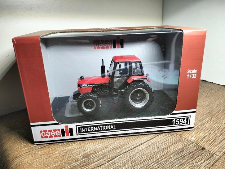 Te koop UH CASE IH International 1594 ., Hobby en Vrije tijd, Modelauto's | 1:32, Nieuw, Tractor of Landbouw, Universal Hobbies