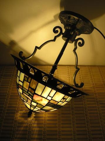 Mooie plafonniere met Tiffany kap in diverse groentinten beschikbaar voor biedingen