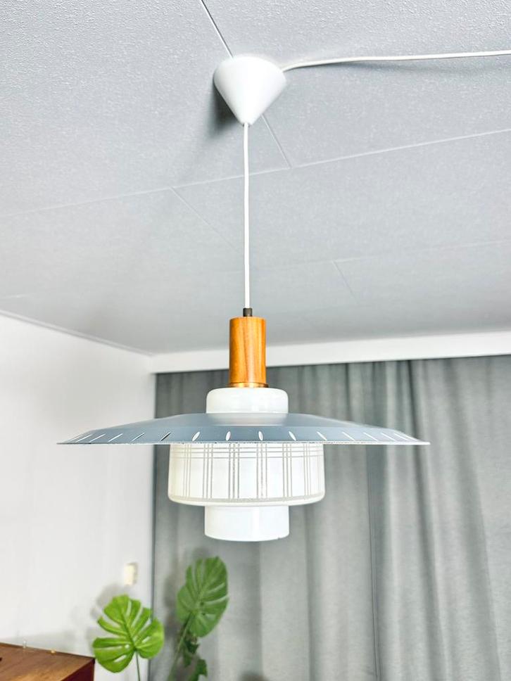 Vintage hanglamp teak hout metaal melkglas jaren 50/60, Huis en Inrichting, Lampen | Hanglampen, Gebruikt, Minder dan 50 cm, Glas