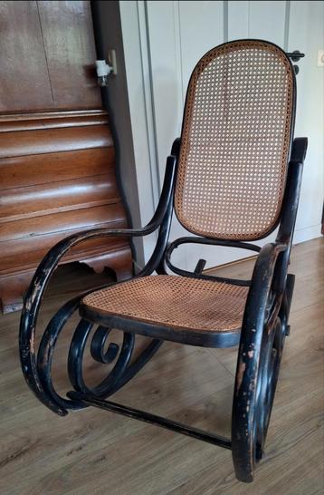 Thonet stijl rotan schommelstoel beschikbaar voor biedingen