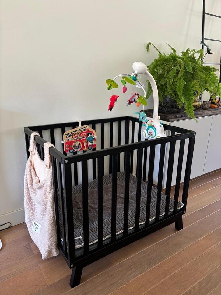 Zwarte Babybox met o.a. Koeka Boxkleed, Kinderen en Baby's, Babywiegjes en Ledikanten, Zo goed als nieuw, Overige typen, Ophalen