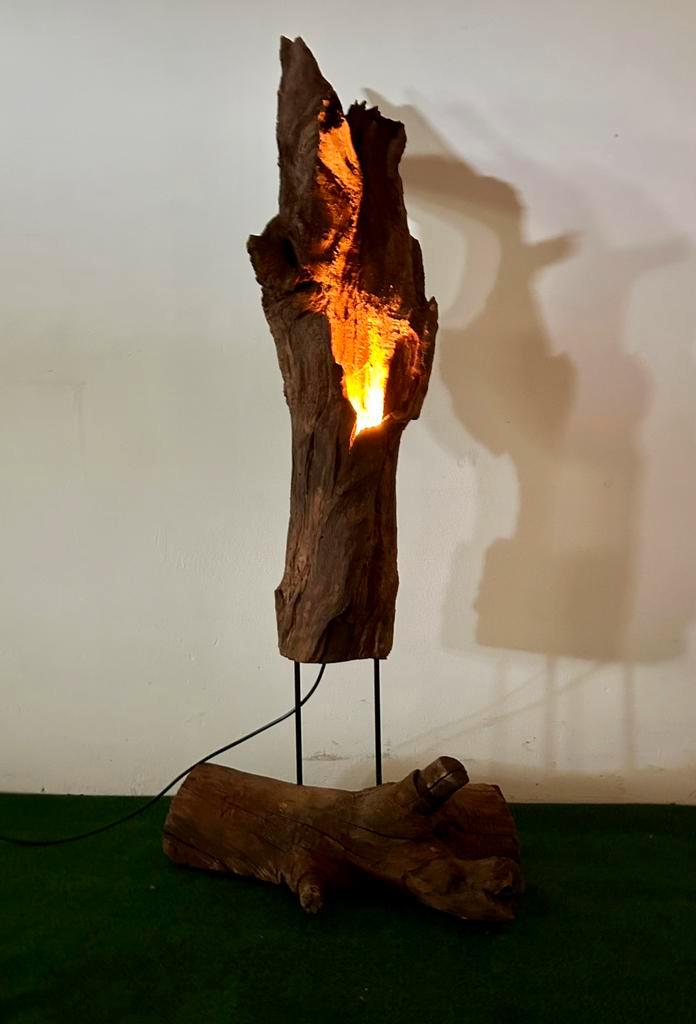 Lamp gemaakt van houten stronk op pinnen, Huis en Inrichting, Lampen | Tafellampen, Nieuw, 75 cm of meer, Hout, Metaal, Ophalen