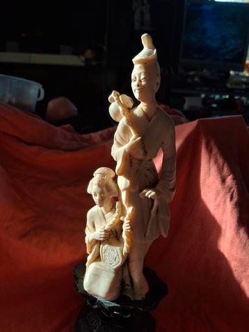 Oosters beeldje van man en kind beschikbaar voor biedingen