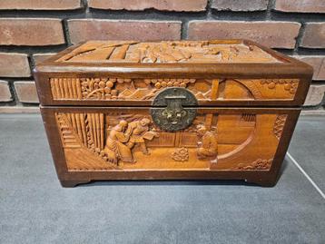Mooi handgemaakt Aziatisch hout snijwerk in gebruikte staat. beschikbaar voor biedingen