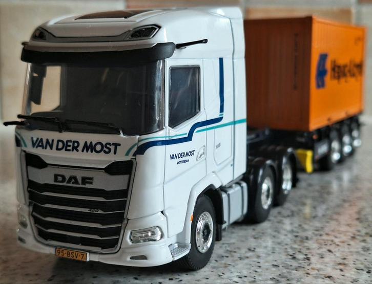 DAF XG trekker met containeroplegger "Van der Most", Hobby en Vrije tijd, Modelauto's | 1:50, Nieuw, Bus of Vrachtwagen, Wsi, Ophalen of Verzenden