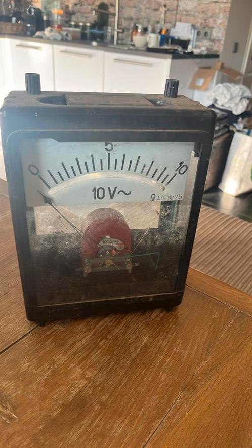 Oude bakelieten Volt Meter rechtstreeks uit een schuur, Antiek en Kunst, Antiek | Gereedschap en Instrumenten, Ophalen of Verzenden