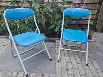 Blauwe klapstoelen beschikbaar voor biedingen