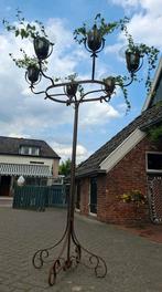Grote smeedijzeren plantenhouder met mondgeblazen kelken, Ophalen