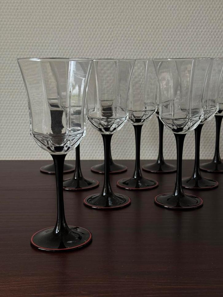 Vintage Luminarc 8 Hoekige Witte en Rode Wijnglazen Octime, Huis en Inrichting, Keuken | Servies, Zo goed als nieuw, Glas of Glazen