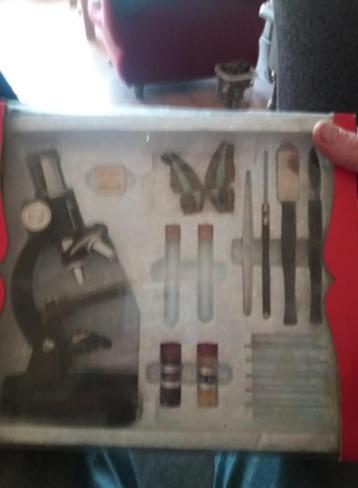 vintage microscoop beschikbaar voor biedingen