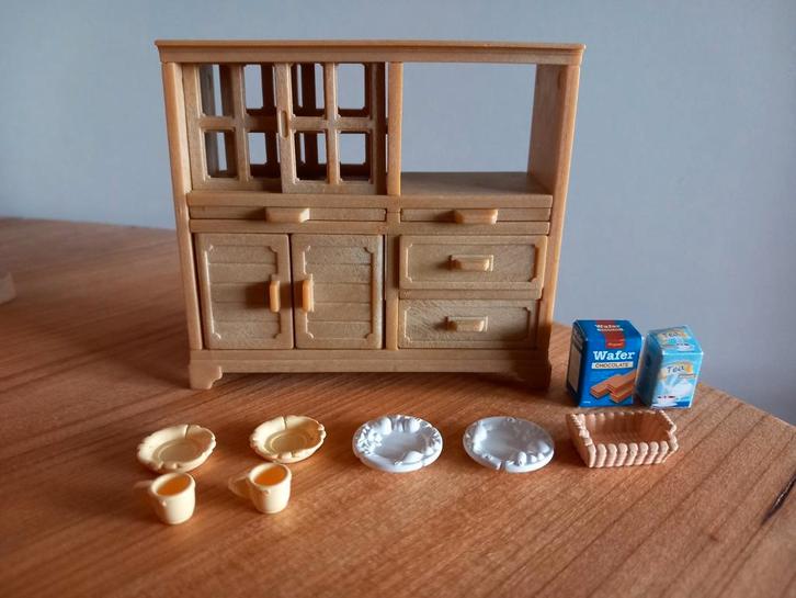 Sylvanian families vintage kast/bordjes/kopjes, Verzamelen, Poppenhuizen en Toebehoren, Zo goed als nieuw, Poppenhuis, Ophalen of Verzenden