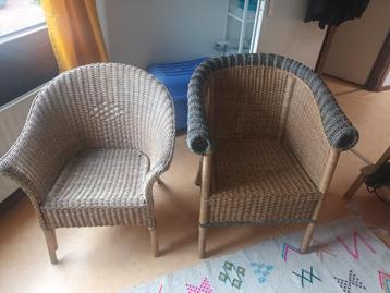 Twee rotan stoeltjes beschikbaar voor biedingen