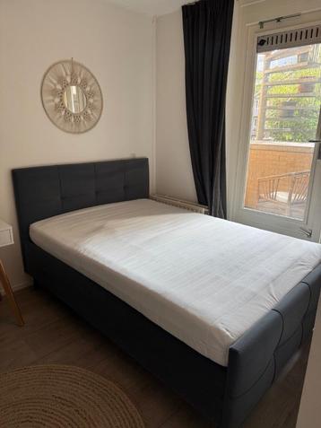 Bed, grijs, 1,40 bij 2 meter
