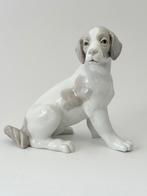 Schattige zittende  beagle van Lladro Nao - 15 cm hoog, Verzamelen, Beelden en Beeldjes, Ophalen of Verzenden, Zo goed als nieuw