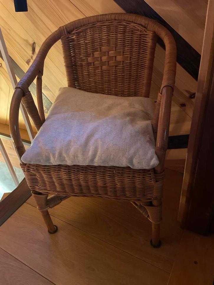 Schattig rotan kinderstoeltje met kussen, Huis en Inrichting, Stoelen, Gebruikt, Eén, Riet of Rotan, Bruin, Ophalen