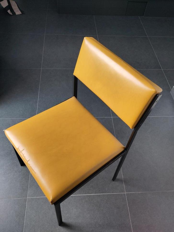 strak Stoeltje zwart metaal met gele kunstleren? zitting, Huis en Inrichting, Stoelen, Gebruikt, Eén, Leer, Metaal, Overige kleuren