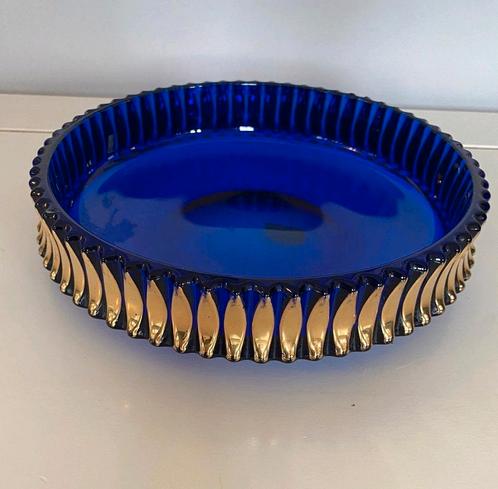 Vintage blauwe kobalt glazen bord / schaal glas goud omringd, Huis en Inrichting, Woonaccessoires | Schalen en Manden, Gebruikt