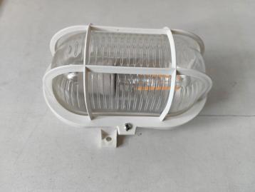 Lamp voor bijvoorbeeld hal of schuur beschikbaar voor biedingen