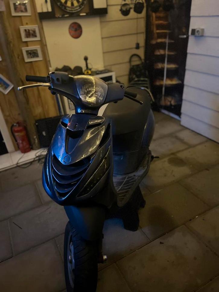 Zip 70cc snor (gereviseerd), Fietsen en Brommers, Scooters | Piaggio, Zo goed als nieuw, Zip, Tweetakt, Ophalen