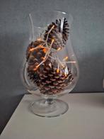 Glazen tulpvaas/ mega wijnglas gevuld grote dennenappels+ver, Ophalen, Nieuw
