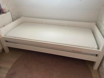 Wit houten 1 persoons bed incl lattenbodem en matras