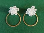 OORBELLEN, witte bloem met gehamerd "gouden" ring., Overige materialen, Wit, Ophalen of Verzenden, Zo goed als nieuw