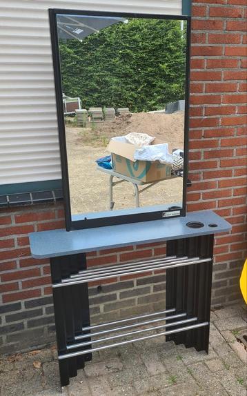 Kappers spiegel beschikbaar voor biedingen