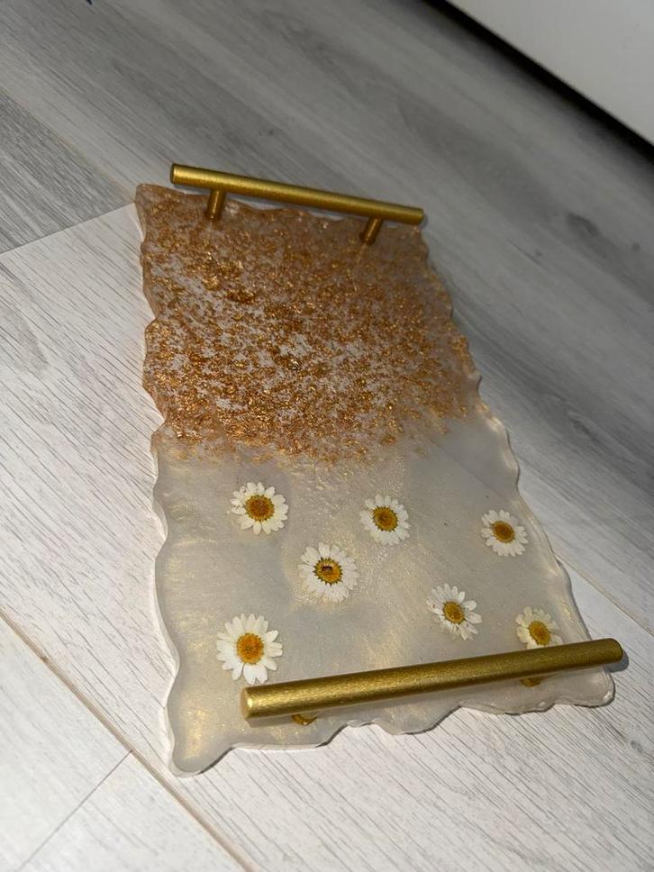 Handgemaakt Epoxy Dienblad met Madeliefjes en Gouden Details, Huis en Inrichting, Woonaccessoires | Schalen en Manden, Nieuw, Schaal