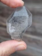 Kwarts met ingesloten koolstof, vloeistof en gasbellen., Verzenden, Mineraal