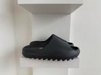 Yeezy Slide Slate Grey - Maat 46 - Deadstock, Kleding | Heren, Schoenen, Slippers, Zwart, Nieuw, Ophalen of Verzenden