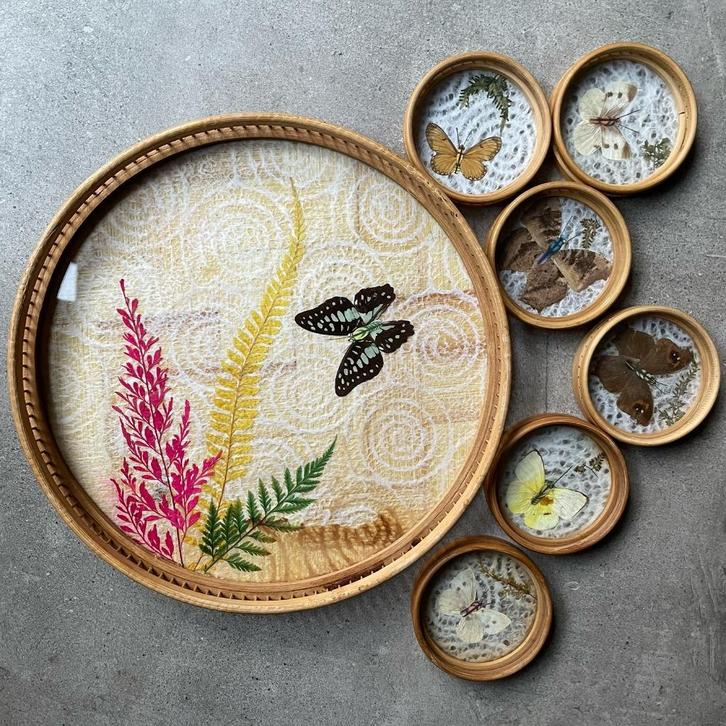 Vintage, rotan dienblad en onderzetters met vlinders, Huis en Inrichting, Woonaccessoires | Dienbladen, Gebruikt, Overige materialen