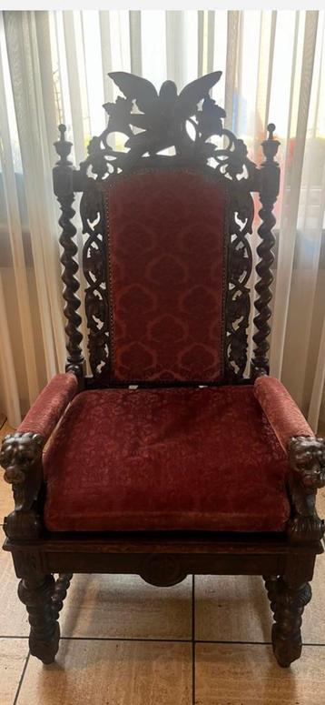 Antieke troonstoel met adelaar beschikbaar voor biedingen