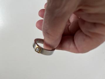 Stalen ring met zirkonia en goud beschikbaar voor biedingen