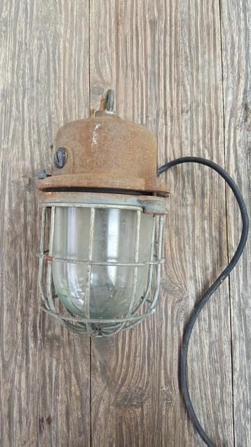 Oude antieken industrieele lamp beschikbaar voor biedingen