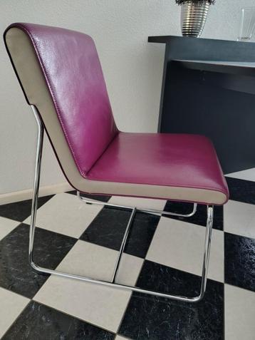 Paarse lederen eetkamerstoelen met mooi chromen frame. beschikbaar voor biedingen