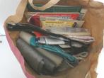 Tas gevuld met lapjes stof, Burda patronen en diversen, Hobby en Vrije tijd, Naaien en Fournituren, Gebruikt, Overige typen, Onbekend