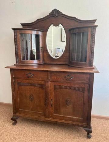 Antieke buffetkast uit ongeveer 1930 beschikbaar voor biedingen