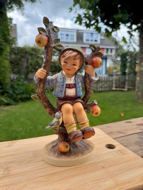 M.I. Hummel – Apple Tree Boy 142/V (1968), Verzamelen, Beelden en Beeldjes, Zo goed als nieuw, Hummel, Ophalen of Verzenden