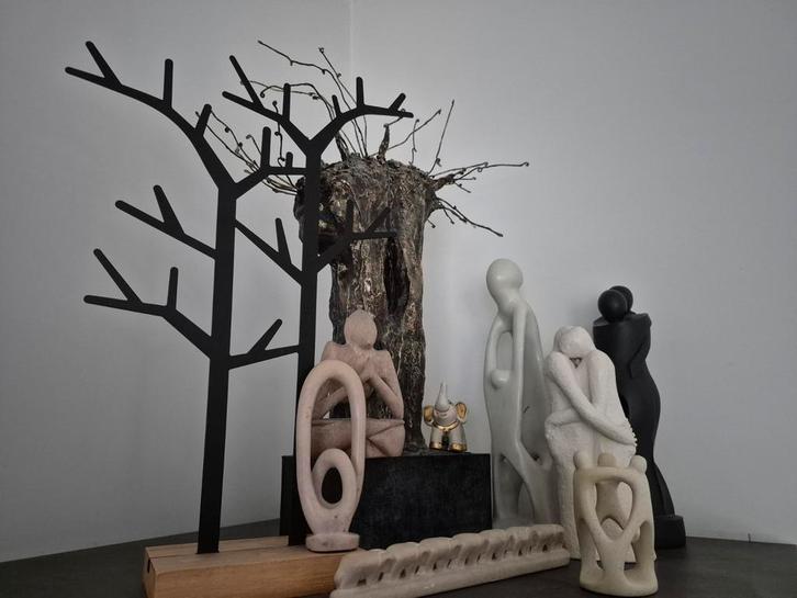 Tafereel bomen beeld omarmen olifant metaal steen liefde one, Huis en Inrichting, Woonaccessoires | Overige, Zo goed als nieuw