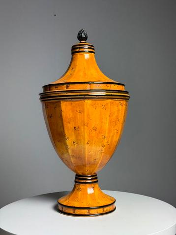 Grote vaas pot oranje klassiek beschikbaar voor biedingen