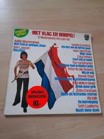 LP MET VLAG EN WIMPEL 12 NEDERLANDSE HITS VAN NU, Ophalen of Verzenden, Gebruikt
