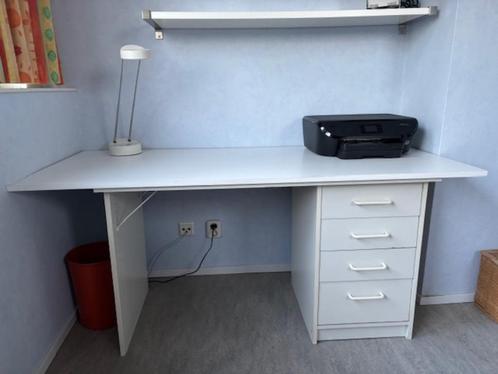 Bureau met 4 laden. 120 cm breed, 60 cm diep en 68 cm hoog., Huis en Inrichting, Bureaus, Gebruikt, Bureau, Ophalen
