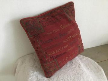 Kussen rood met rits 45 x 45 beschikbaar voor biedingen