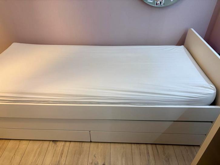 IKEA SLÄKT bedframe 90x200 + logeerbed, Huis en Inrichting, Slaapkamer | Bedden, Zo goed als nieuw, Eenpersoons, 90 cm, 200 cm