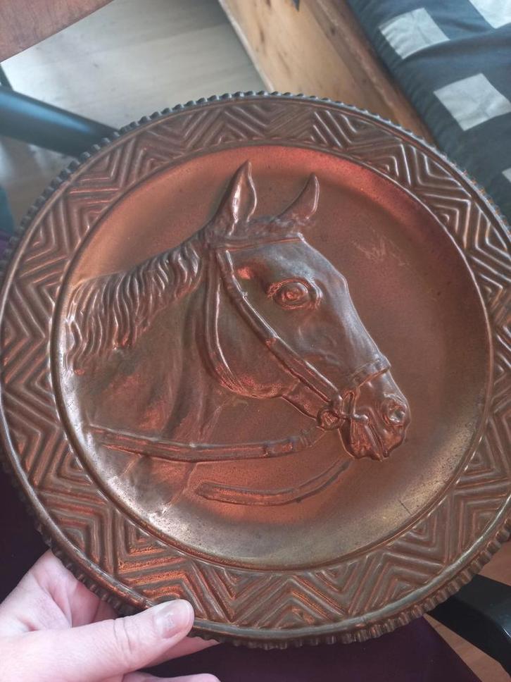 Bronsachtig bord met paardenmotief, Antiek en Kunst, Antiek | Wandborden en Tegels, Ophalen of Verzenden