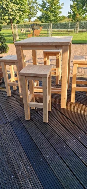 bartafel met krukken beschikbaar voor biedingen